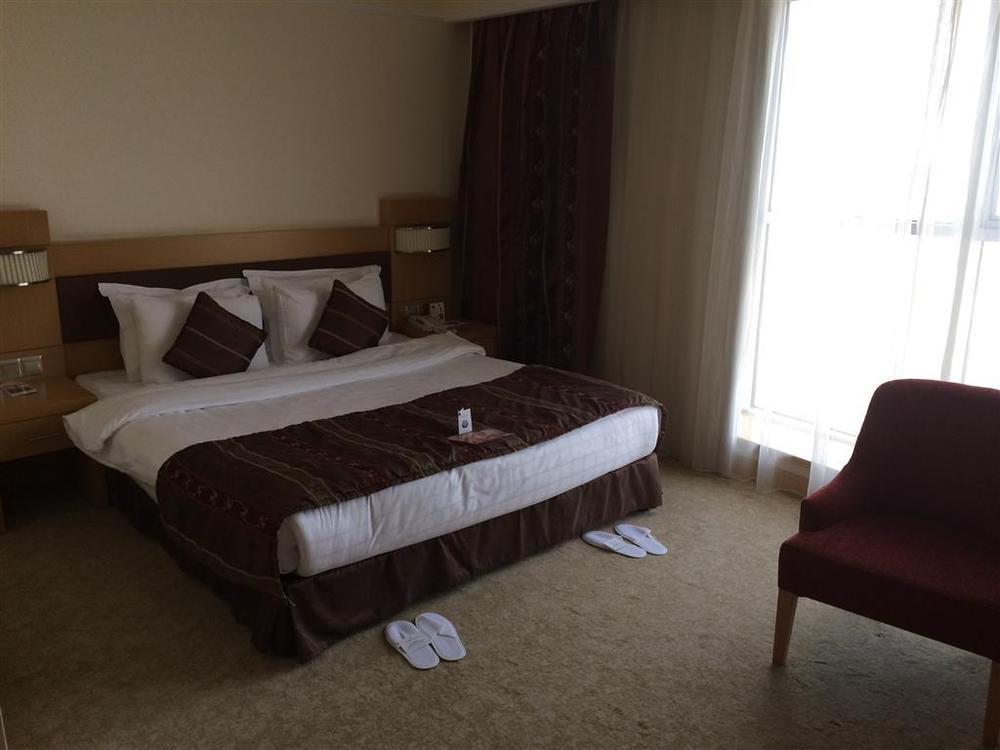 Grand Pasha Luxury Central Nicosia Hotel & Casino Стая снимка